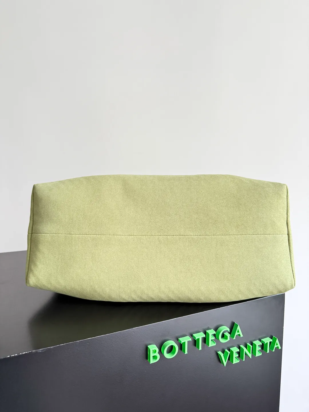 Batch 2660 Bottega Veneta 2025 new product PINACOTECA bag, iconic weaving process, skillfully crafted with 10mm Intrecciato process and equipped with suede lining. Four small strips of leather add character to the design and make the bag more stable. Relaxed yet sophisticated, casual yet refined, suede lining and double-sided design, suitable for shoulder and hand carry. The four straps can be adjusted into different shapes. One pack can be switched between two uses, easily integrating into your daily rhythm. Style number: 817166 Size: 43*23*17.5cm